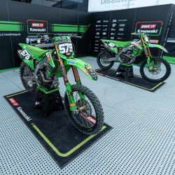 TAPIS DE GARAGE BIKE IT KAWASAKI MX2 RACE TEAM   190 x 80 cm